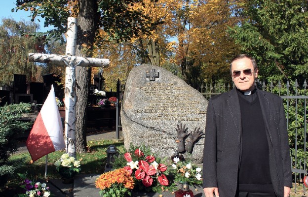 Dyrektor Zarządu Cmentarza Bródzieńskiego ks. prał. Jerzy Gołębiewski.
Z tyłu Krzyż Katyński i kamień upamiętniający zamordowanych
w latach 1939-89