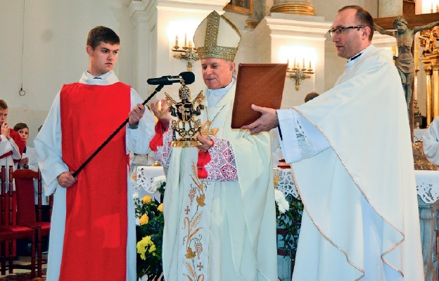 Abp Mieczysław Mokrzycki z relikwiami św. Jana Pawła II