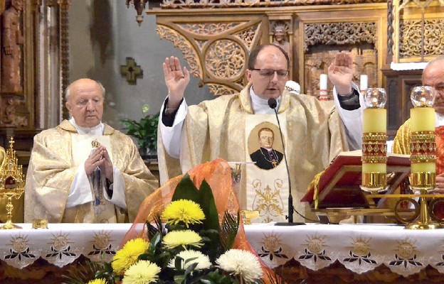 Msza św. w sanktuarium św. Jó zefa Bilczewskiego przy relikwiach patrona Wilamowic i bł. Jakuba Strzemię