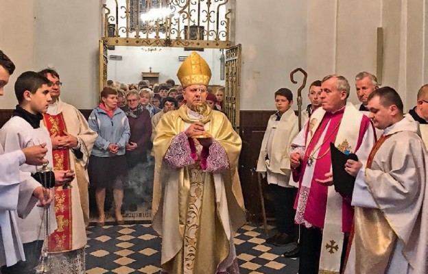Procesyjne wniesienie relikwii św. Jana Pawła II