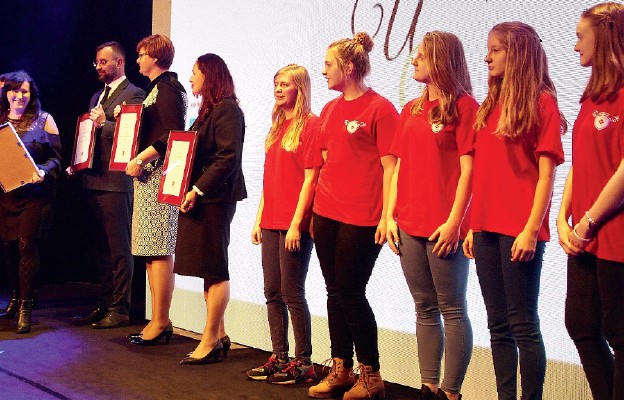 Dyrektor Anna Duszczyk (pierwsza od lewej) razem z reprezentacją wolontariuszy SKC w Żakowie odbiera wyróżnienie Ubi Caritas