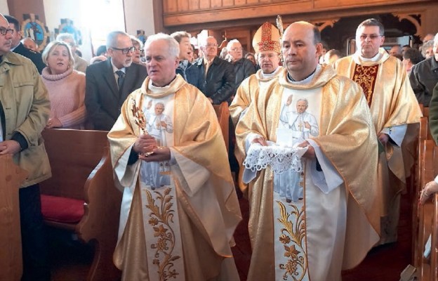Uroczyste wprowadzenie relikwii św. Jana Pawła II do kościoła
