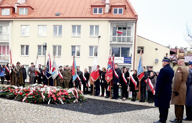 Służby mundurowe składają wieniec pod pomnikiem płk. Leopolda Lisa-Kuli