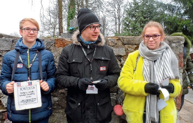 Dziennikarze i uczniowie to sprawdzona drużyna podczas kwesty
na Cmentarzu Starym
