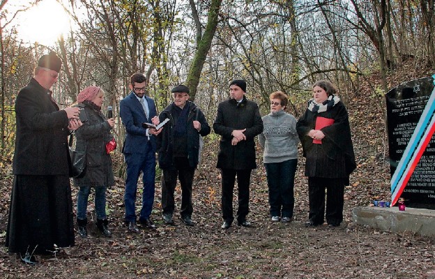 Odsłonięcie tablicy na starym cmentarzu żydowskim w Drohiczynie