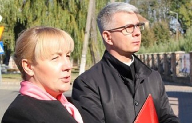 Prezes Akcji Katolickiej Maria Dierżanowska wraz z księdzem asystentem Piotrem Wójcikiem