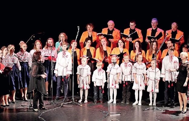 Polonijne zespoły chóralne z Mińska wystąpiły na secenie Teatru Zdrojowego w Szczwnie-Zdroju
