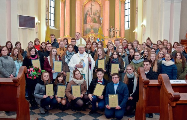 Nowo przyjęci członkowie Katolickiego Stowarzyszenia Młodzieży otrzymali dyplomy