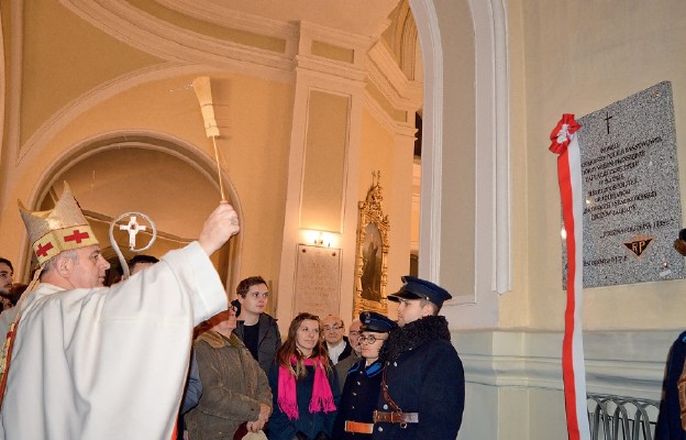 Bp Jan Piotrowski poświęcił tablicę dedykowaną zamordowanym
policjantom w kościele garnizonowym