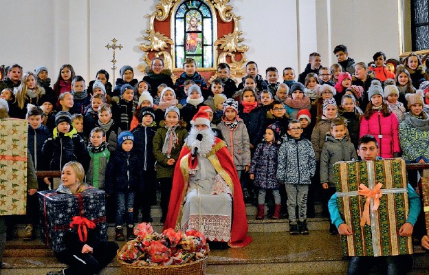 Spotkanie ze św. Mikołajem przyniosło wiele radości i uśmiechu na twarzach dzieci