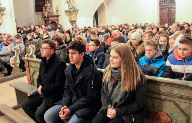 Młodzi ludzie dali świadectwo i sobotni wieczór spędzili z Panem Bogiem