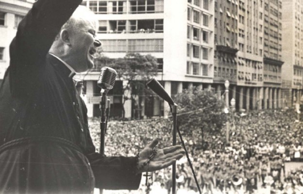 Ks. Peyton z różancem w dłoni  podczas  wiecu modlitewnego w Rio De Janiero, Grudzień 1962 r.