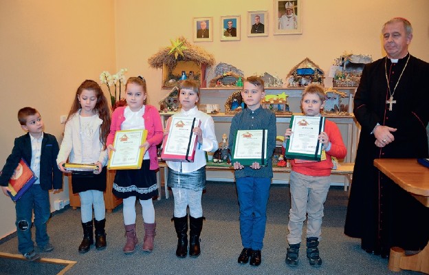 Bp Jan Piotrowski z małymi laureatami konkursu na najpiękniejszą szopkę