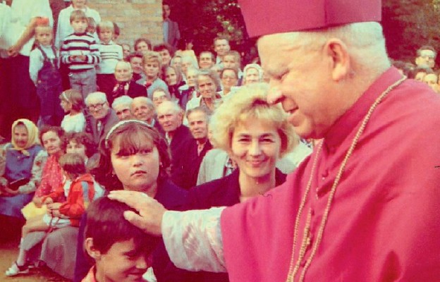 Abp Ignacy Tokarczuk wizytuje parafi ę Matki Bożej Królowej Polski w Dąbrowie (obecnie diecezja rzeszowska)
