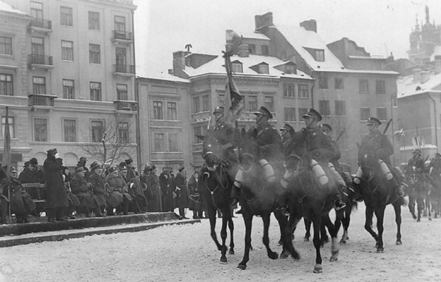 Oddziały kawalerii w defiladzie na placu Zamkowym w 1933 r.