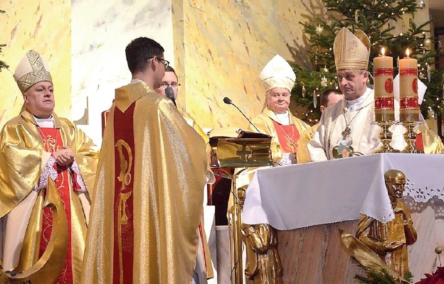 Ż yczenia biskupowi Romanowi złoż ył wikariusz generalny ks. Marek Studenski