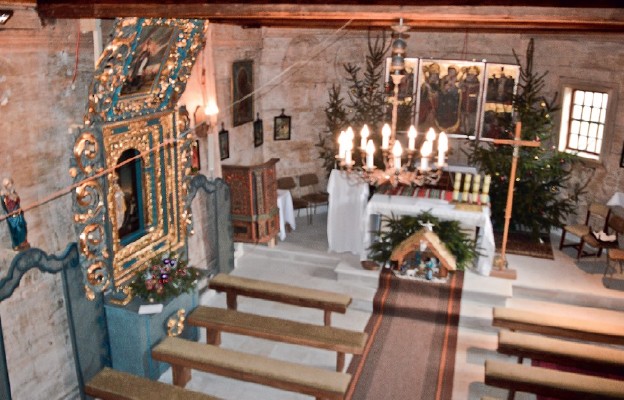 Pełne uroku wnętrze kościółka w Chotelku Zielonym