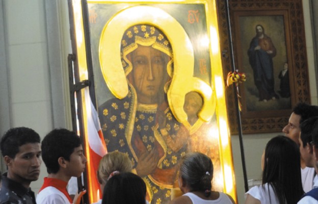 Ikona Matki Bożej Częstochowskiej w swojej pielgrzymce przez region Santo Domingo w Ekwadorze nawiedza parafie i szkoły