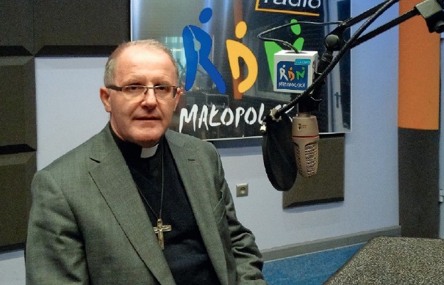Biskup nominat Mirosław Gucwa udziela wywiadu
w rozgłośni radiowej