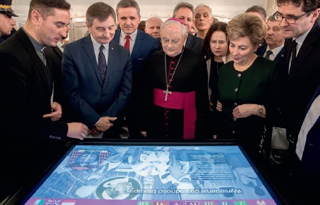 Marek Kuchciński i abp Henryk Hozer na otwarciu wystawy