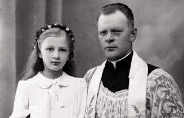 Pierwsza Komunia św. w czasie okupacji:
ks. Zawadzki ze swoją siostrzenicą Barbarą
Piltz (Otrębska)