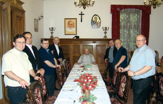 Pracownicy Wydziału Katechetyki, przy stole siedzi
ks. dr Bronisław Twardzicki