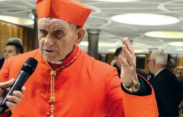 Kard. Ernest Simoni przeszedł drogę męczeńską za czasów reżimu Envera Hodży w Albanii. 
Do godności kardynalskiej podniósł go papież Franciszek w 2016 r.