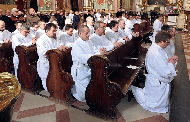 W jubileuszowej Eucharystii uczestniczyło wielu nadzwyczajnych szafarzy