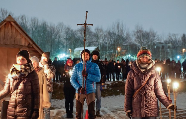 Pomimo mrozu pątnicy modlili się, uczestnicząc w Misyjnej Drodze Krzyżowej
Prześladowanych