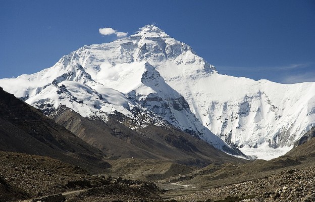 Mount Everest. Ściana północna – widok z drogi do bazy