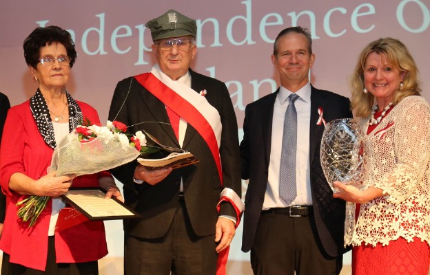 Polacy Roku: p. Kazimiera, p. Kazimierz Cislo, Mayor Lemont John Egofske, wicepres Klubu Polskiego Barbara Kipta-Foran