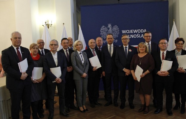 Wiceminister Rodziny, Pracy i Polityki Społecznej i wojewoda dolnośląski z przedstawicielami samorządów