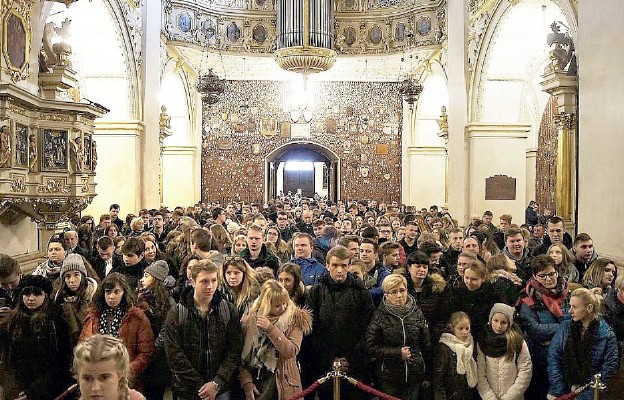 Maturzyści diecezji sosnowieckiej u tronu Matki