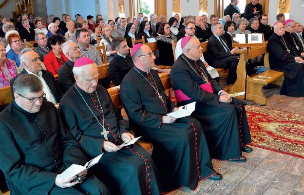 Uczestnicy jubileuszowego spotkania w legnickim Wyższym Seminarium Duchownym