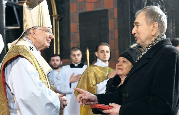 Dr inż. Antoni Zięba – w towarzystwie żony Alicji – odbiera z rąk abp. Marka Jędraszewskiego medal Stolicy Apostolskiej „Pro Ecclesia et Pontifice”