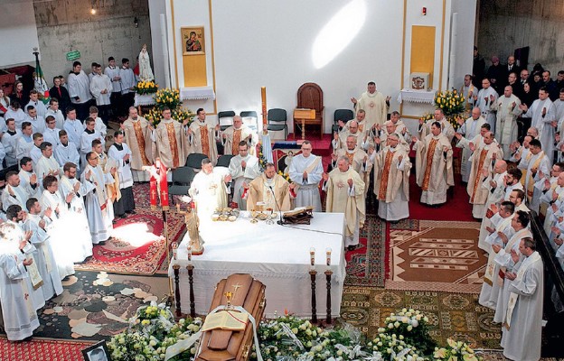 Msza św. pogrzebowa w rodzinnej parafii śp. ks. Krystiana zgromadziła tłumy