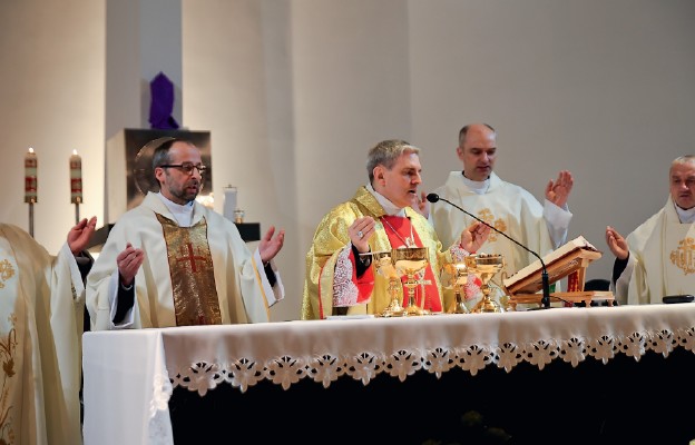 Mszy św. Wieczerzy Pańskiej w par. MB Różańcowej w Stalowej Woli przewodniczył bp Krzysztof Nitkiewicz niedziela sandomierska