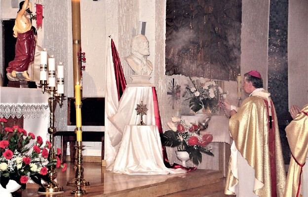 Okadzenie relikwii św. Andrzeja Boboli w parafii św. Andrzeja Boboli w Szczecinie