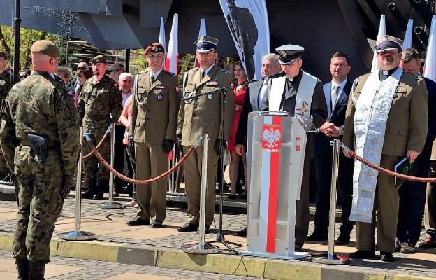 Błogosławieństwo nowo zaprzysiężonych żołnierzy przez ks. ppłk. Andrzeja Piersiaka