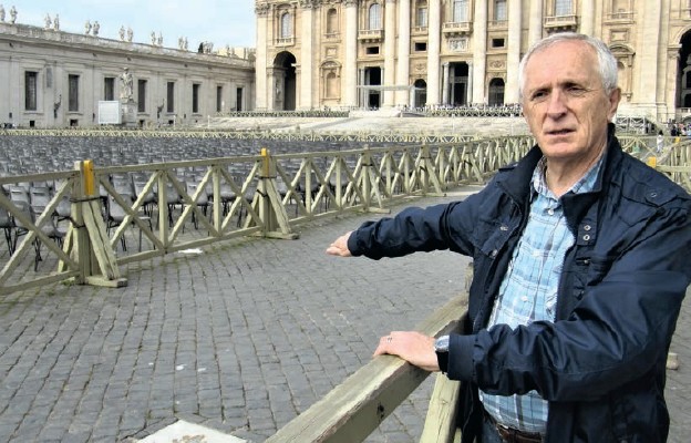Antonio Fabrizio wskazuje miejsce zamachu na Jana Pawła II