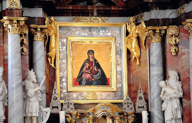 Obraz Matki Bożej Trockiej w ołtarzu głównym