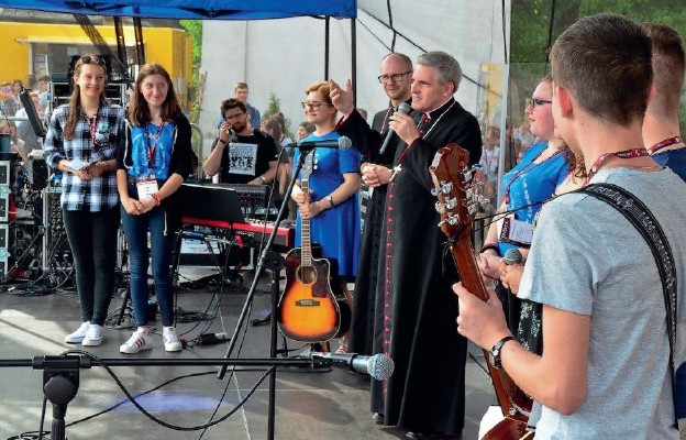 Bp Krzysztof Nitkiewicz w Zawichoście modlił się z młodymi Koronką do Miłosierdzia Bożego i udzielił zebranym pasterskiego błogosławieństwa