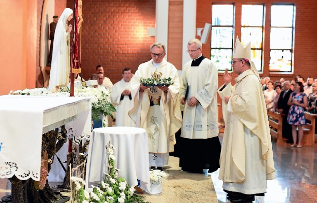 Bp Wiesław Śmigiel i ks. kan. Gabriel Aronowski podczas koronacji