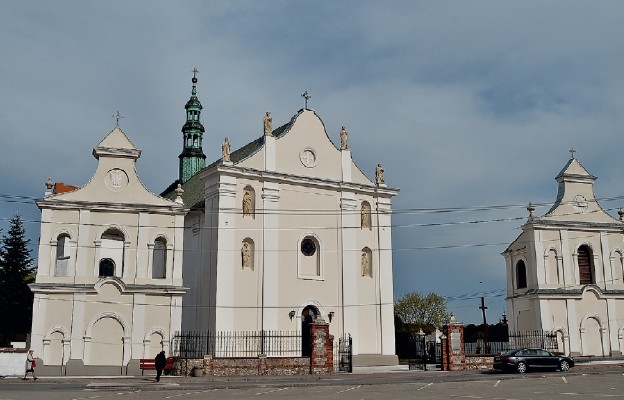 Kościół pw. św. Apostołów Piotra i Pawła z pieczołowicie odrestaurowanym frontem