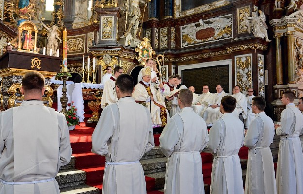 Przedstawienie kandydatów do święceń diakonatu Księdzu Biskupowi