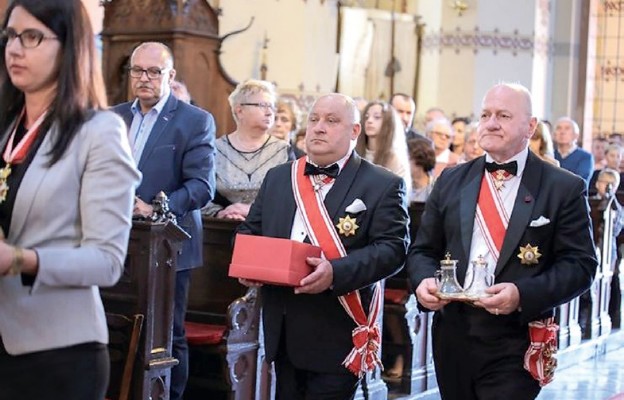 Podczas składania darów ofiarnych kawalerowie Zagłębiowskiej Komandorii Orderu św. Stanisława