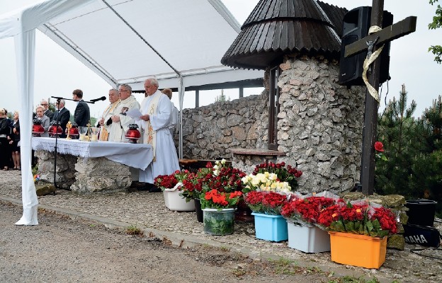 Po Mszy św. przy kapliczce cziciele św. Rity są obdarowywani różami