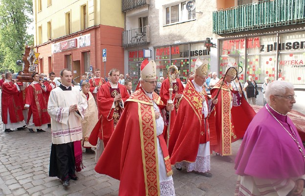 Procesja odpustowa św. Stanisława, patrona katedry świdnickiej z udziałem bp. Ignacego Deca, bp. Andrzeja Siemieniewskiego i bp. Adama Bałabucha