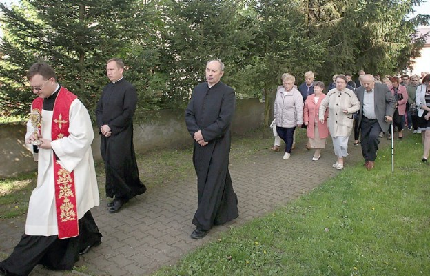 Uroczyste wniesienie relikwii Krzyża Świętego i krzyża św. Ottona
do kościoła w Starym Czarnowie