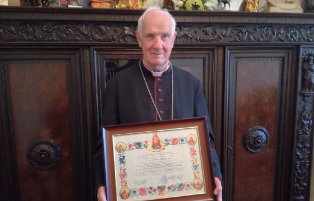 Biskup Igancy Dec z dekretem afiliacyjnym